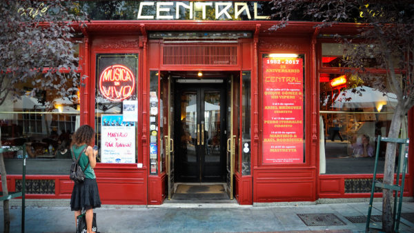 El escenario y la sala del Café Central